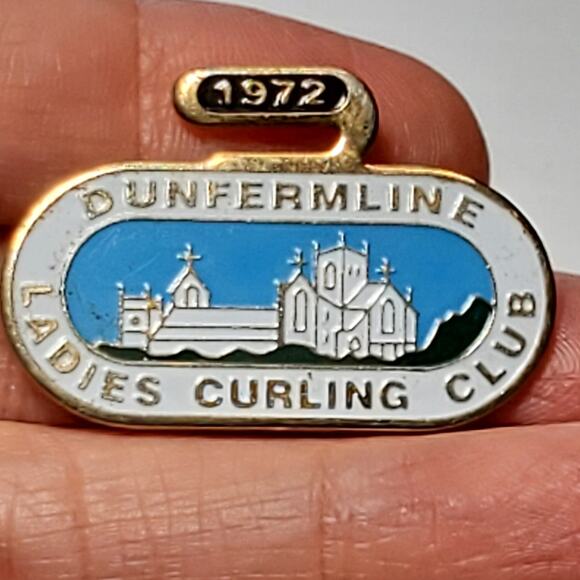 Dunfermline Ladies Curling Club 1972 Collectors Pin Gold Tone Vtg - Picture 2 of 5